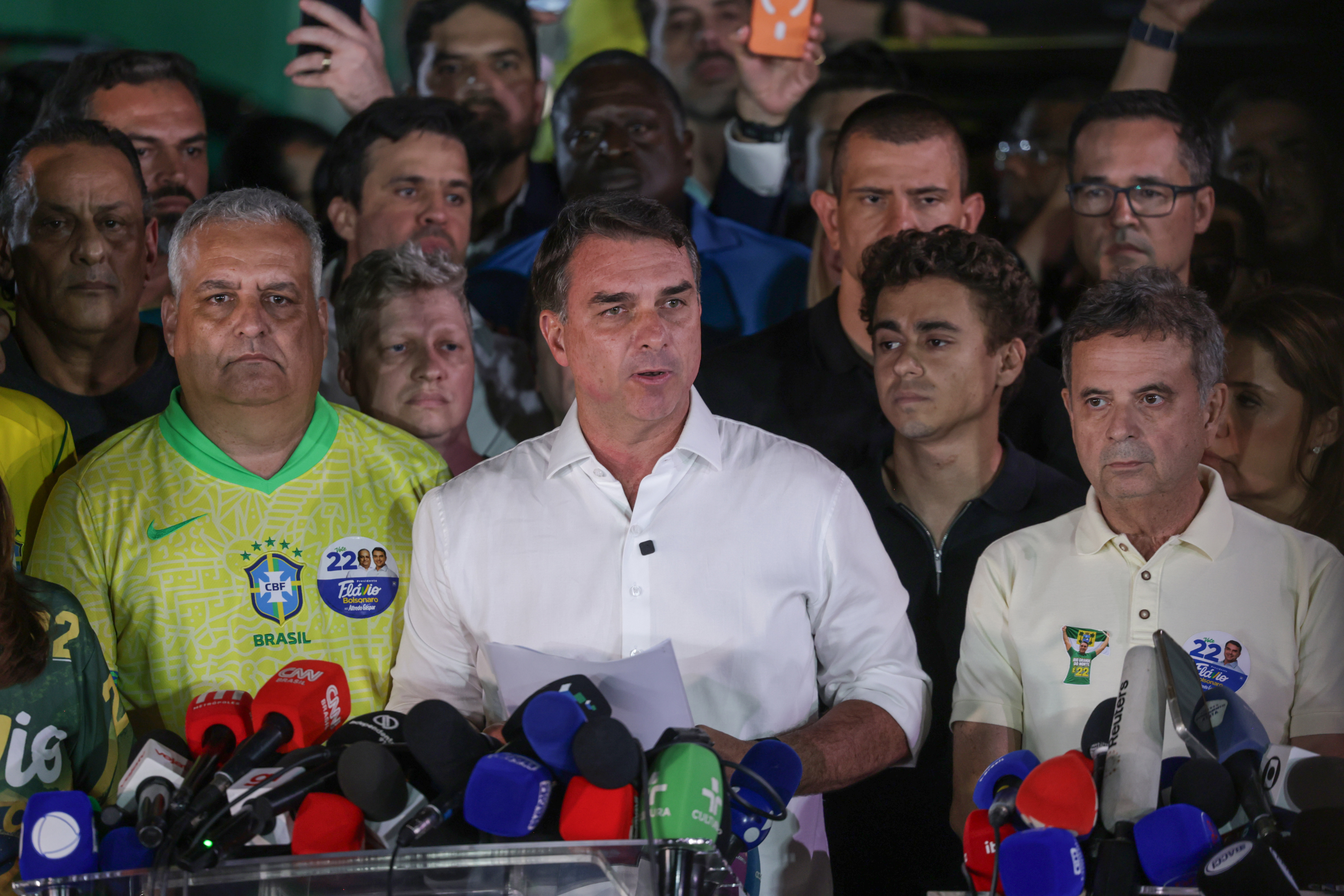 Duda Salabert, Otoni de Paula, Rogério Correia e Alexandre Frota acionam STF e PGR para proibir saída do país.