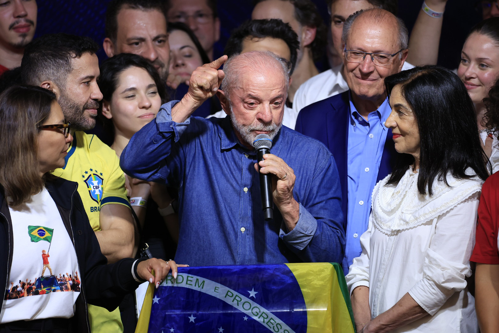 Presidentes do Uruguai, Paraguai, Bolívia e Ucrânia, além de primeiros-ministros da Espanha, Portugal, Canadá e Austrália, se manifestaram.