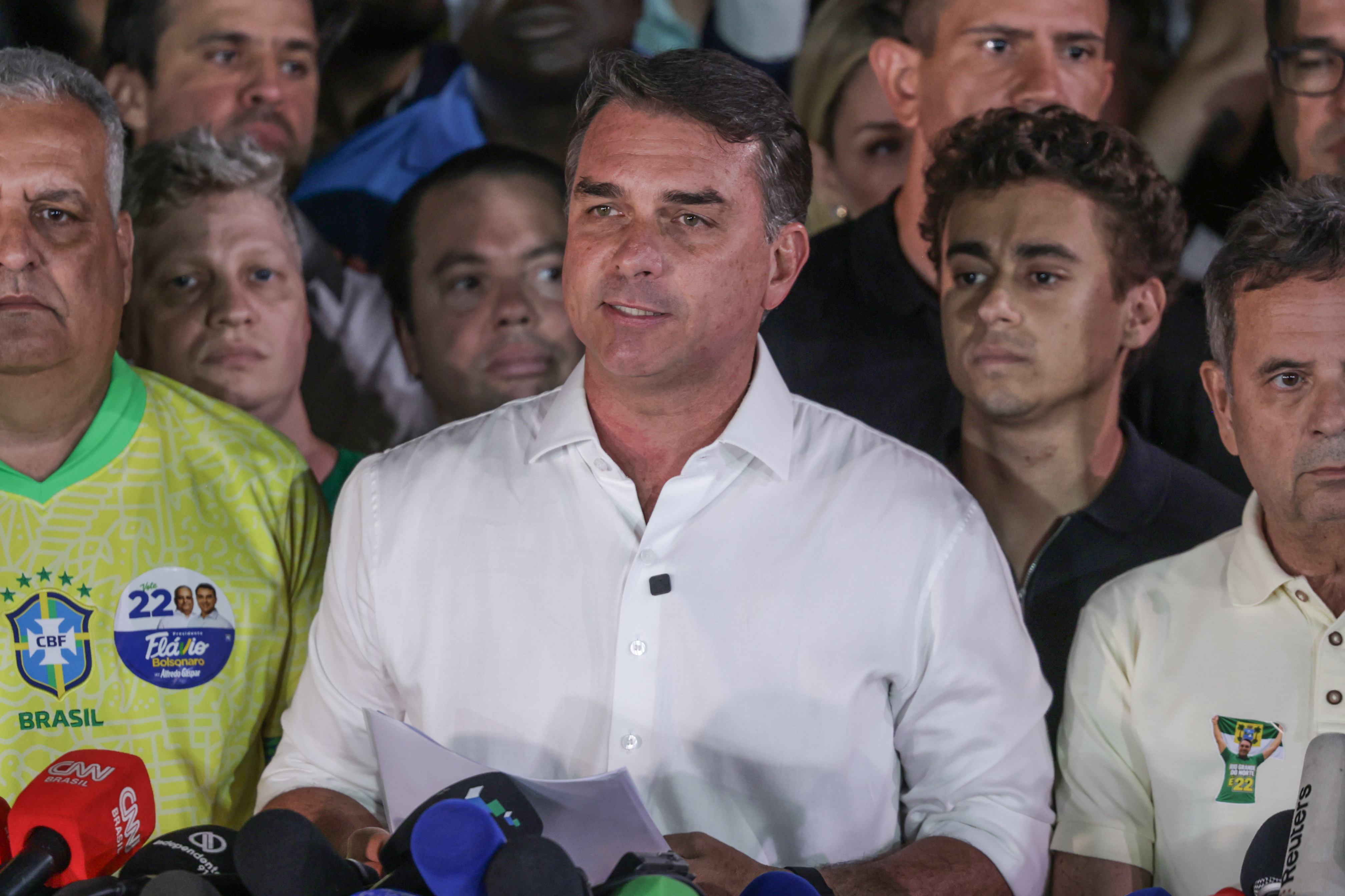 A abordagem ocorreu em Brasília, após o senador visitar Jair Bolsonaro, e está ligada a inquéritos que tramitam no Supremo Tribunal Federal.