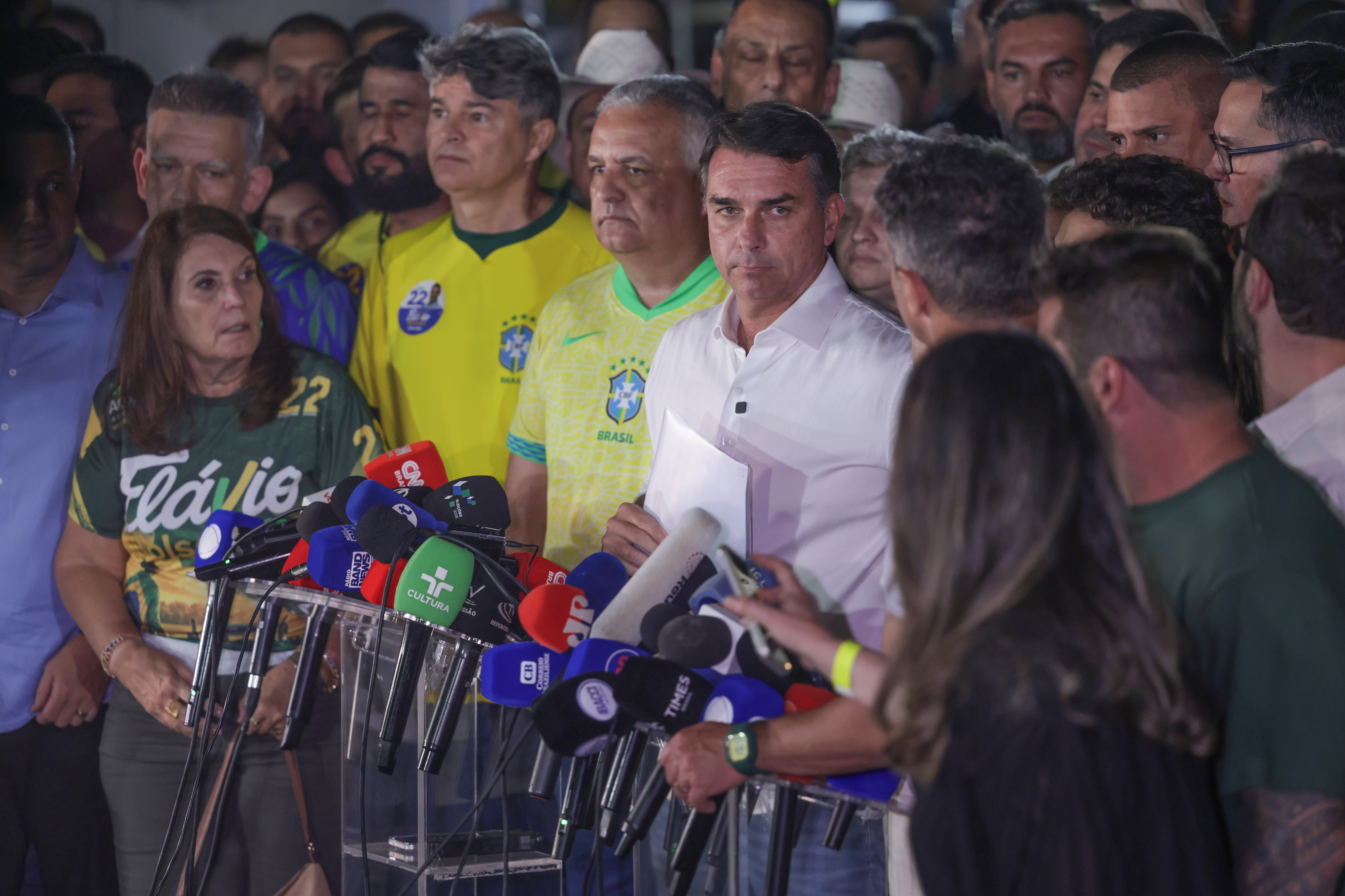A informação surge após o site Infobae noticiar a suposta viagem do senador, enquanto a Polícia Federal brasileira rastreia a fronteira.
