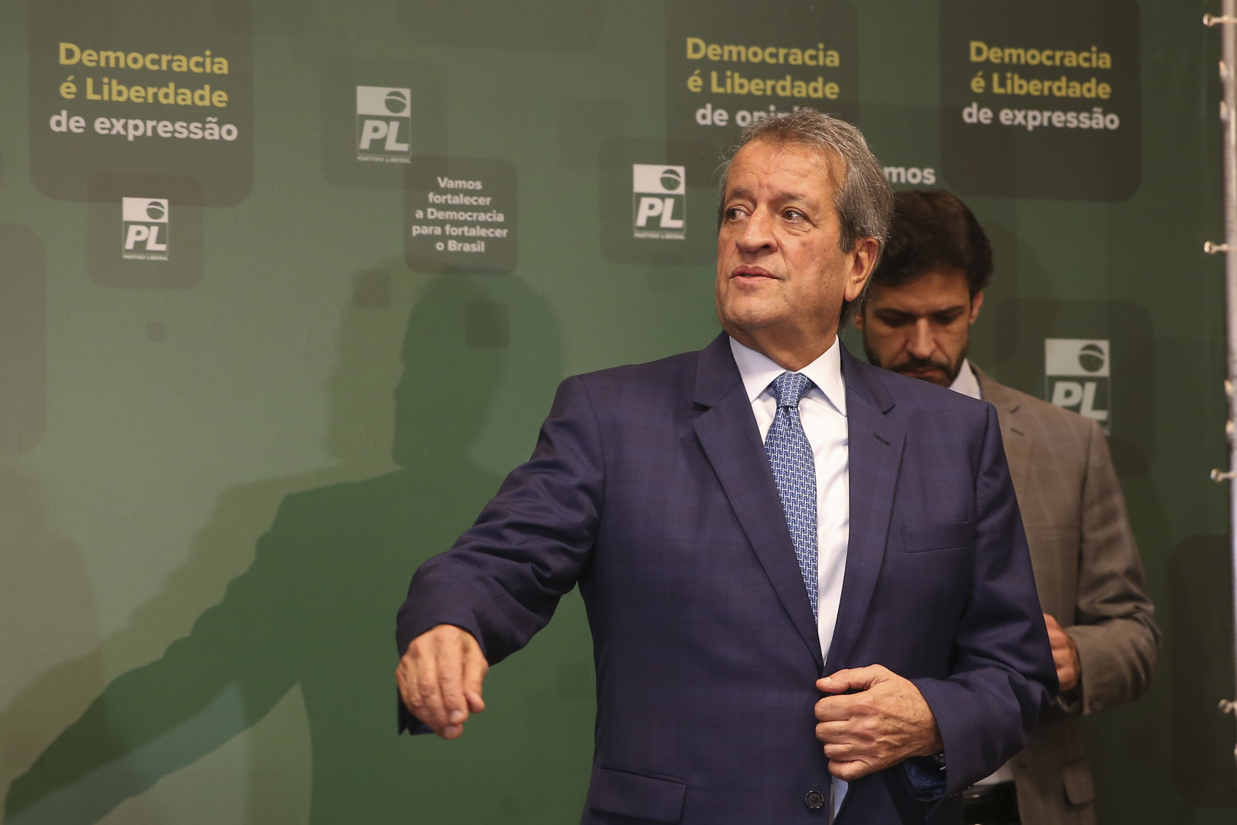 A derrota em Minas Gerais e a ausência de Flávio Bolsonaro abrem disputa interna sobre falhas estratégicas na campanha.